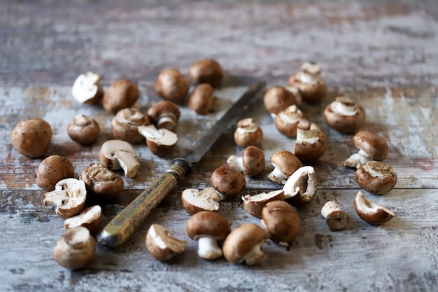 Gesneden rauwe koninklijke champignons. Veganistisch eten.