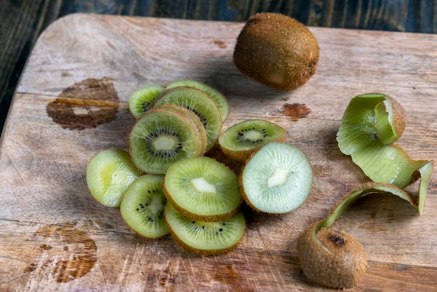 Gesneden rijpe groene kiwi op een snijplank kiwi's gewassen en in stukjes gesneden