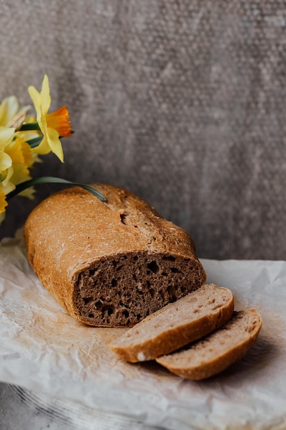 Gesneden roggebrood op een bord op een houten tafel Bovenaanzicht