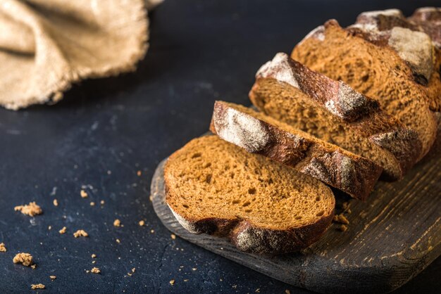 Gesneden roggebrood op een houten snijplank