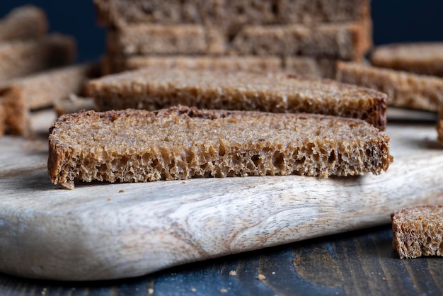 Gesneden roggebrood op een houten tafel close-up