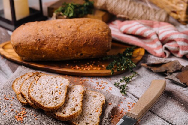 Gesneden roggebrood op een houten tafel