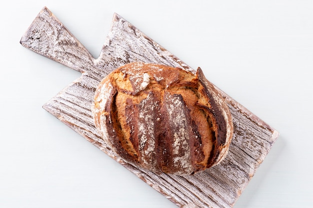 Gesneden roggebrood op snijplank, close-up.