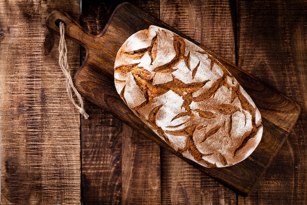 Gesneden roggebrood op snijplank, close-up.