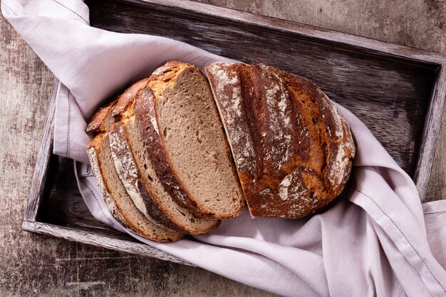 Gesneden roggebrood op snijplank, close-up.