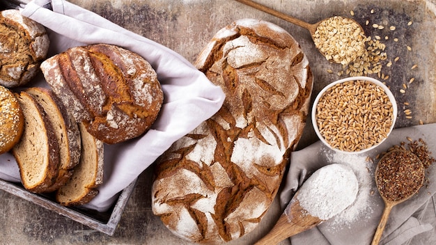 Gesneden roggebrood op snijplank, close-up..