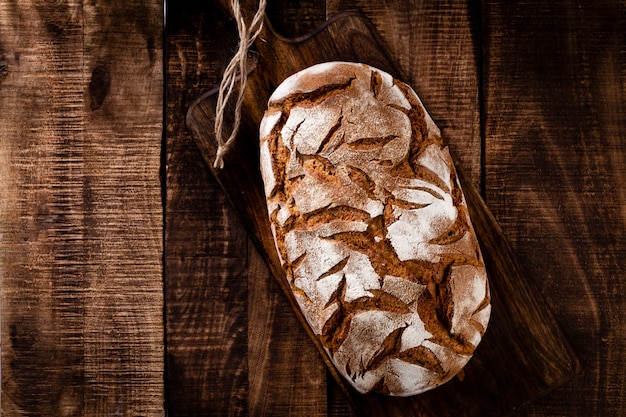 Gesneden roggebrood op snijplank, close-up.