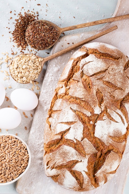 Gesneden roggebrood op snijplank, close-up.