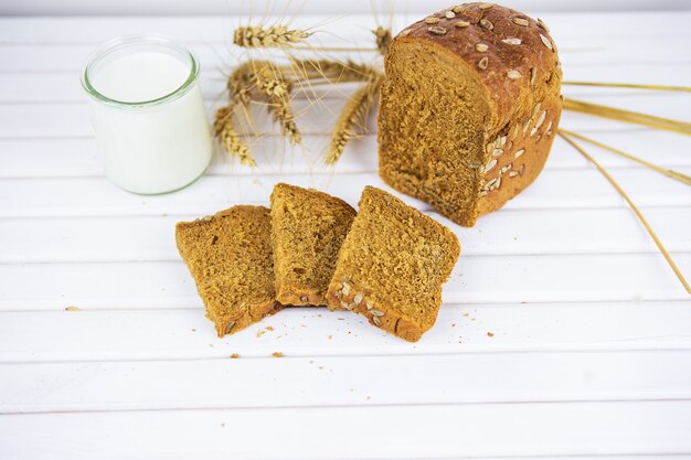 Gesneden roggebrood op snijplank close-up