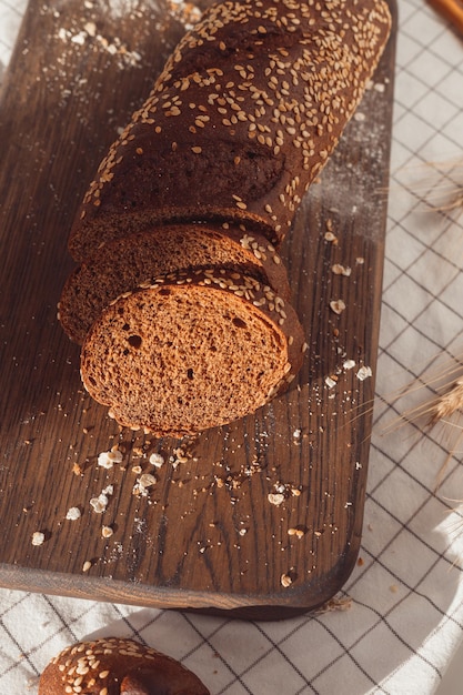 Gesneden roggebrood op snijplank. Volkoren roggebrood met zaden.