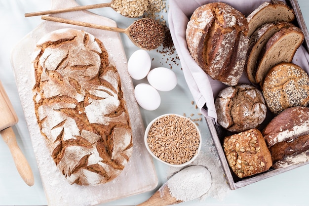 Gesneden roggebrood op snijplank