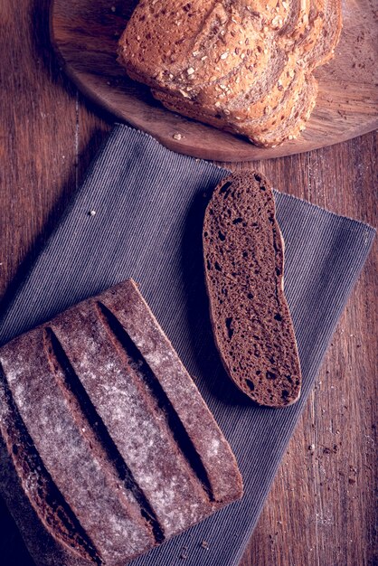 Gesneden roggebrood volkorenbrood Verticaal