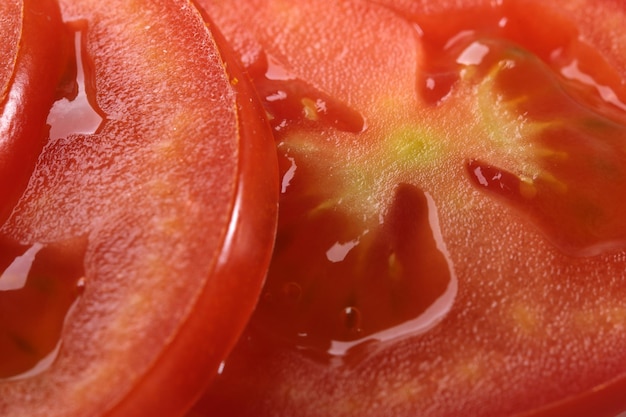 Gesneden ronde plakjes rijpe rode tomaten close-up macrofotografie plantaardige achtergrond