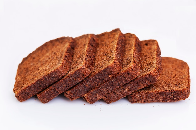 Gesneden Russisch bruin brood Borodino op een witte achtergrond. Gezond eten en tradities. Detailopname.