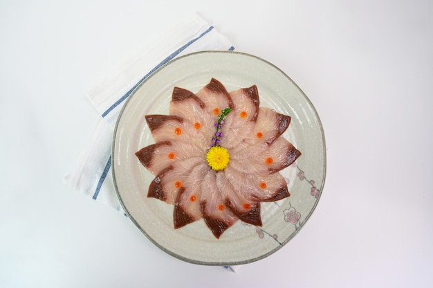 Gesneden ruwe Hamachi-sashimi op ceramische schotel