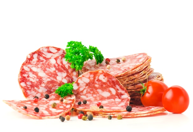 gesneden salami die op wit wordt geïsoleerd