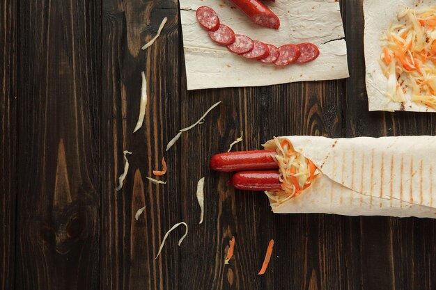 Gesneden salami en Shoarma op houten achtergrondfoto met exemplaarruimte