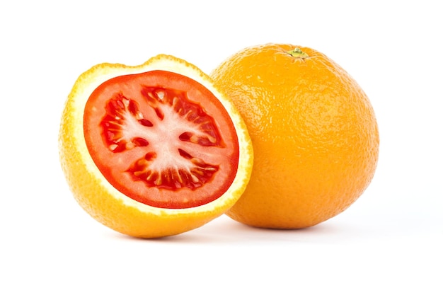 Gesneden sinaasappel met rode tomaat erin