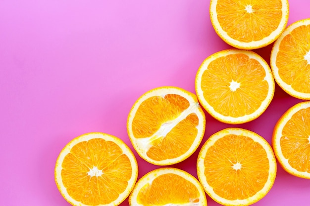 Gesneden sinaasappelen op roze. Hoge vitamine C, sappig en zoet.