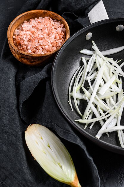 Gesneden sjalot in een pan, gebakken uien koken. Bovenaanzicht