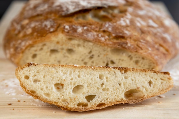 Gesneden stuk wit brood op een houten regen