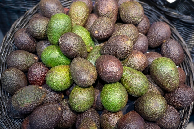 Gesneden stukjes durian zoete broodjescake die op witte ceramische plaat zetten die op witte achtergrond wordt geïsoleerd