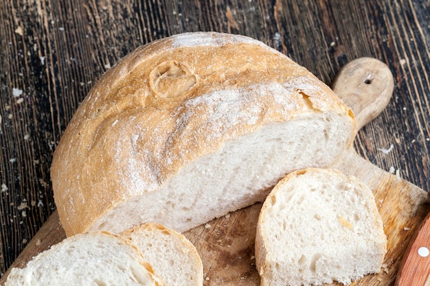 Gesneden stukjes grijs brood van tweederangs meel van lage kwaliteit, brood op een bord voor voedsel van meel