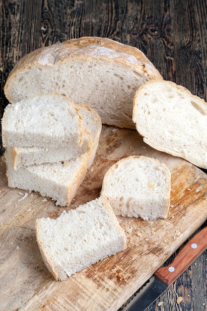 Gesneden stukjes grijs brood van tweederangs meelbrood van lage kwaliteit op een bord voor voedsel van meel