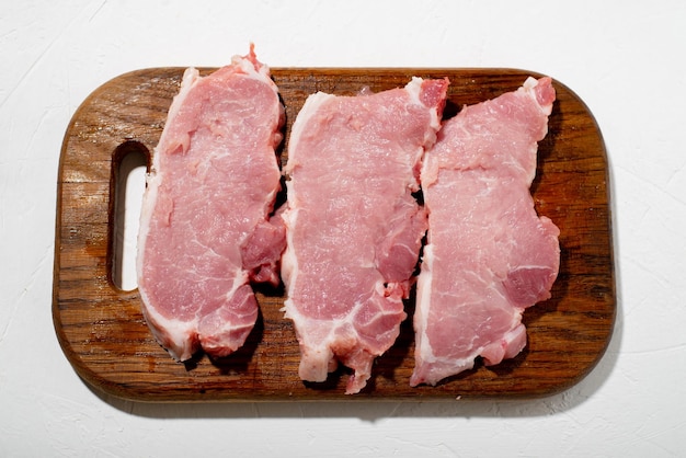 Gesneden stukjes varkensvlees op een houten snijplank Vers vlees Bereiding om te koken