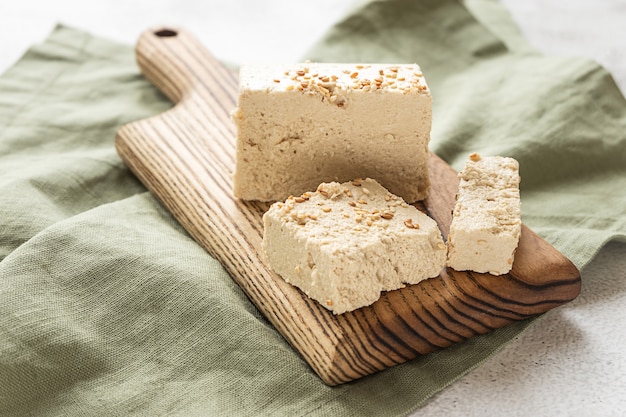 Gesneden tahini halva op een houten plank