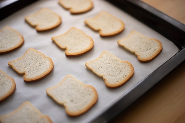 Foto gesneden toastbrood dat op ovendienblad voorbereidingen treft