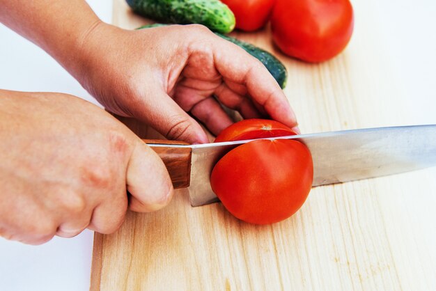 Gesneden tomaten en komkommers aan boord