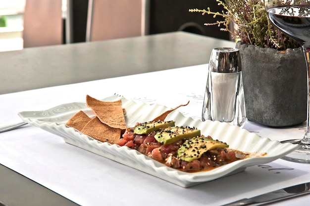 Gesneden tonijnsteak met avocado-sesam en tortillachips food restaurant lifestyle