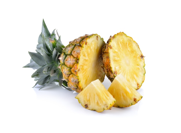 Gesneden van rijpe ananas op witte muur