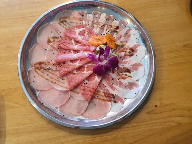 Foto gesneden varkensvlees in een dienblad voor het grillen of koken