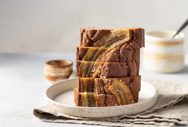 Gesneden veganistisch boekweitbananenbrood op keramische plaat