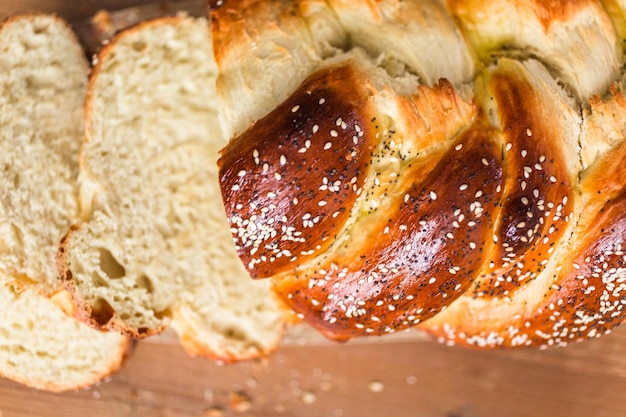 Gesneden vers challah brood op de houten tafel.