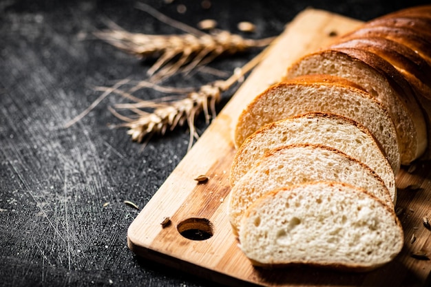 Foto gesneden vers tarwebrood op een snijplank