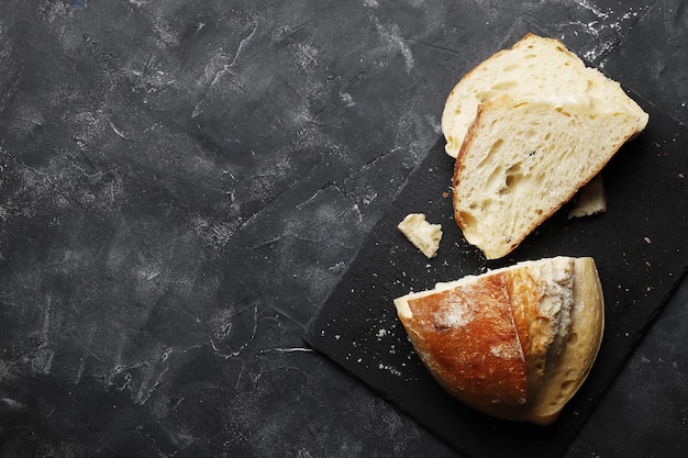 Gesneden vers witbrood op een donkere tafel