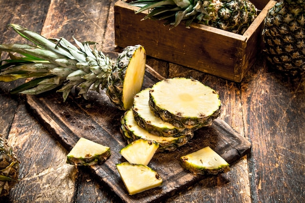 Gesneden verse ananas op houten tafel