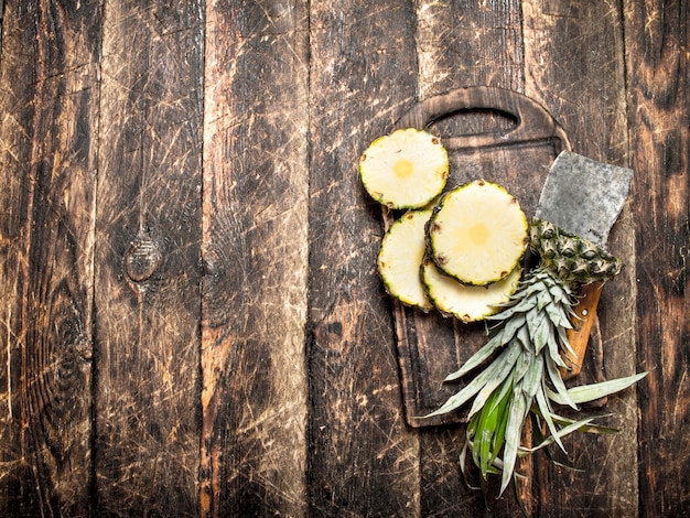 Gesneden verse ananas op houten tafel