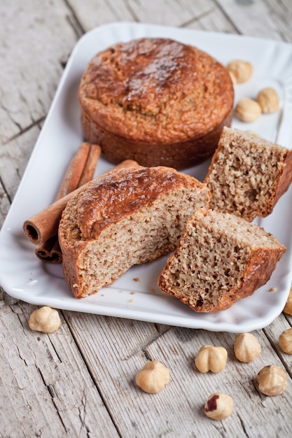 Gesneden verse broodjes, hazelnoten en kaneel