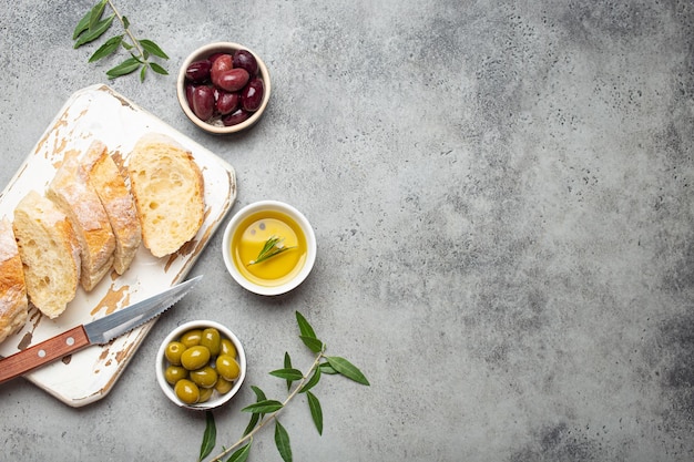 Gesneden verse ciabatta op scherpe groene keukenraad en