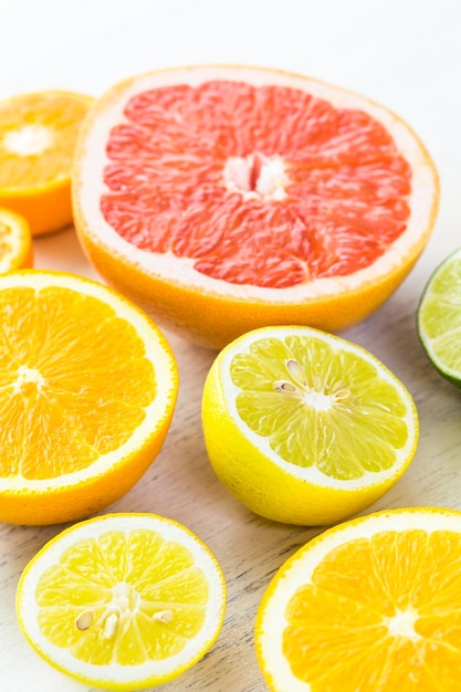Gesneden verse citrusvruchten voor het maken van geïnfuseerd water.