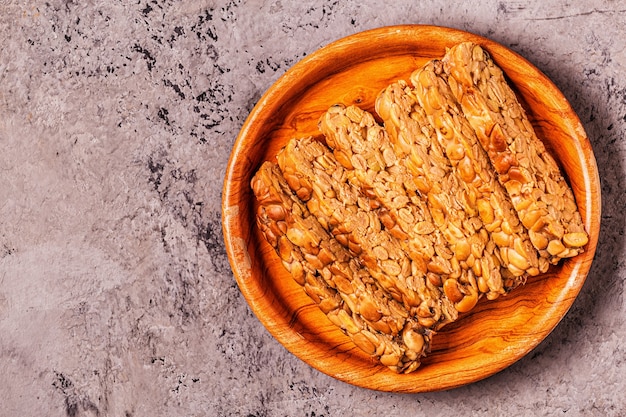 Gesneden verse rauwe tempeh, traditioneel Indonesisch eten gemaakt van sojabonen.