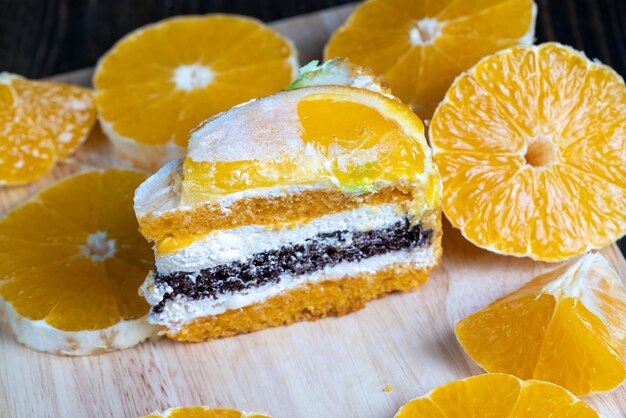Gesneden verse sinaasappels en een stukje sinaasappel dessert