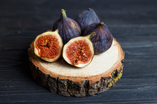 Gesneden vijgen fruit op een houten bord