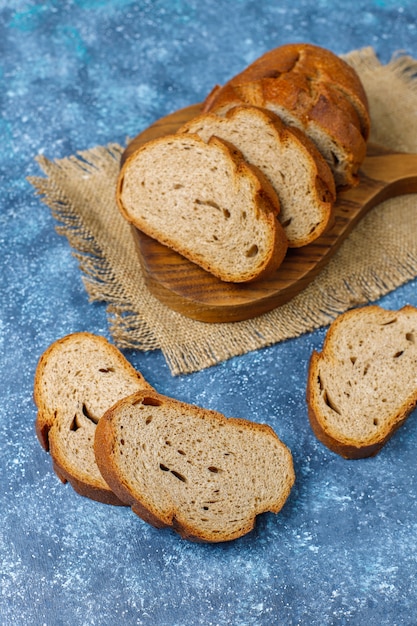 Gesneden volkoren brood op snijplank, bovenaanzicht