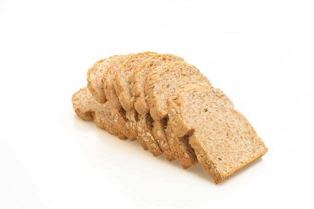 gesneden volkoren brood op wit