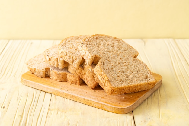 Gesneden volkorenbrood op een houten tafel